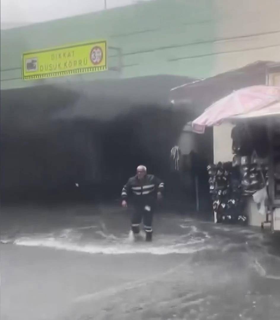 İstanbul'da sağanak hayatı felç etti! Araçlar sular altında kaldı 75